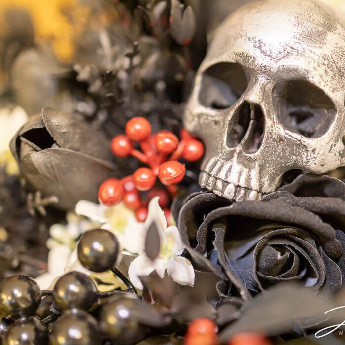 Gothic wedding - The bouquet with a skull as decoration.