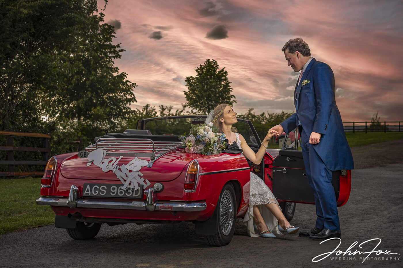 Wedding photographer Oxfordshire. John Fox at Primrose Hill Farm for the wedding of Lauren and Jake.