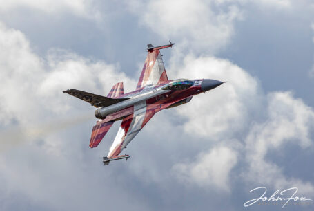 Photographer's Day Off. A General Dynamics F-16 Fighting Falcon in flight at the Royal International Air Tattoo